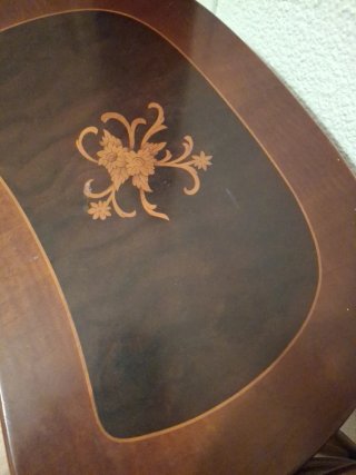 Mesita de noche de madera con cajones