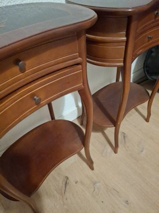 Mesita de noche de madera con cajones