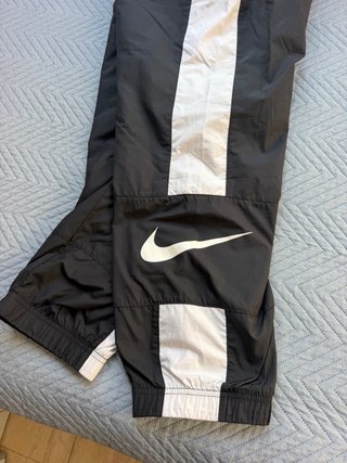 Pantalón Cortavientos Nike Negro y Blanco