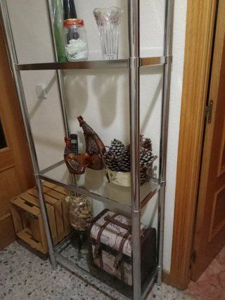 Estantería cromada y cristal