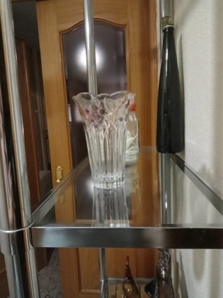 Estantería cromada y cristal