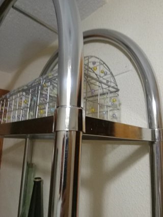 Estantería cromada y cristal