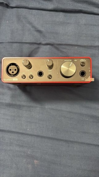 Focusrite Scarlett 2i2 (2ª Gen) + 2 cables