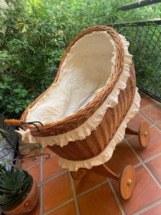 Moisés de mimbre con ruedas