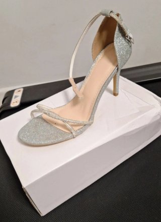 Zapatos de tacón plateados brillantes