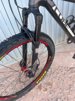 Bicicleta CUBE 27.5 Carbono taglia S