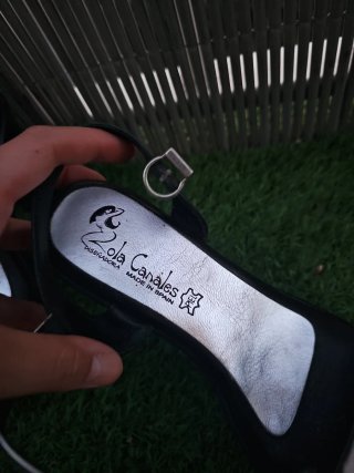 Sandalias tacón negras y plateadas cebra