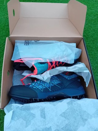 Zapatillas de montaña Salewa azules y rosas