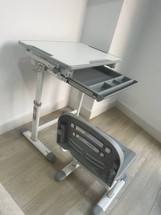 Escritorio y silla infantil regulable