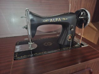 Máquina de coser Alfa Eibar con mueble