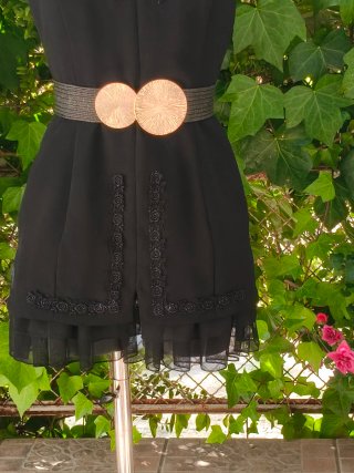 Mini vestido negro con detalles