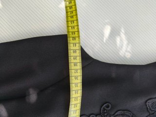 Mini vestido negro con detalles