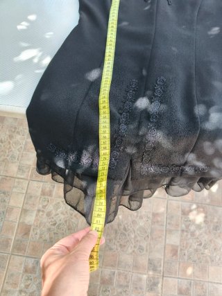 Mini vestido negro con detalles