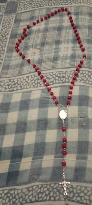 Rosario rosso con croce e medaglia