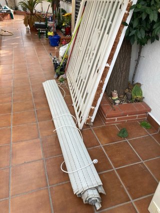 Ventana de PVC blanca con persiana y reja a medida