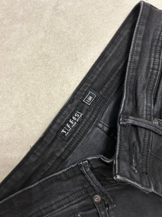 Jeans neri strappati