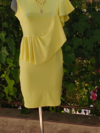 Vestido de fiesta amarillo con volantes