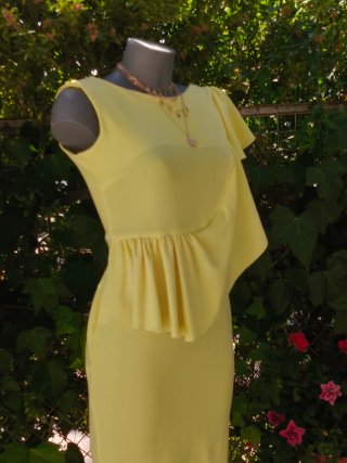 Vestido de fiesta amarillo con volantes
