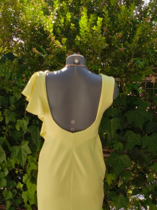 Vestido de fiesta amarillo con volantes
