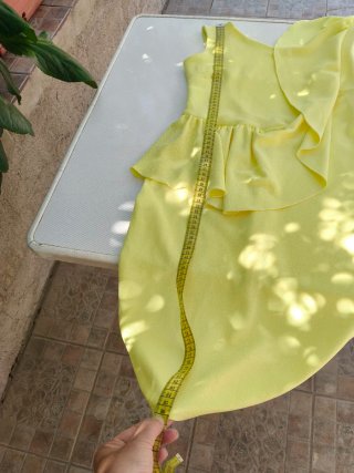 Vestido de fiesta amarillo con volantes