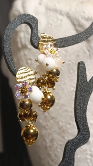 Orecchini agata bianca, ematite oro, fiori