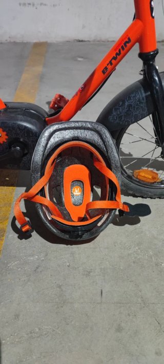 Bicicleta pedales y ruedines naranja para niño