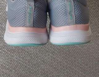 ZAPATILLAS SKECHERS GRIS Y ROSA