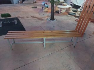 Mesa larga de madera  con bancos de madera