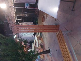 Mesa larga de madera  con bancos de madera