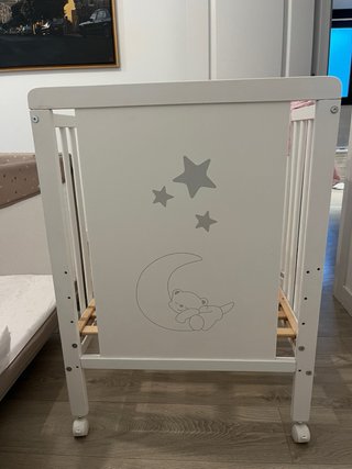Cuna de madera blanca con osito y estrellas,