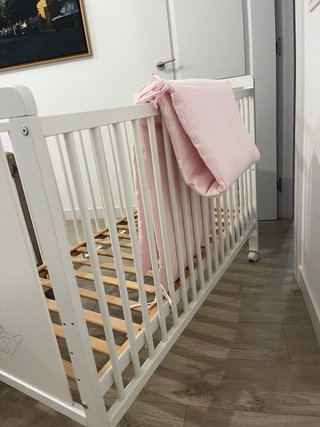 Cuna de madera blanca con osito y estrellas,