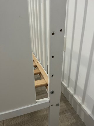 Cuna de madera blanca con osito y estrellas,