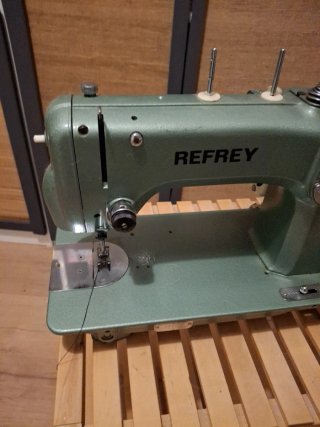 Máquina de coser Refrey