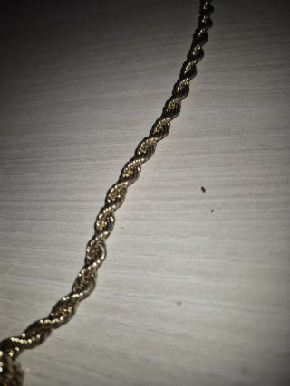 Cadena dorada con colgante de flecos