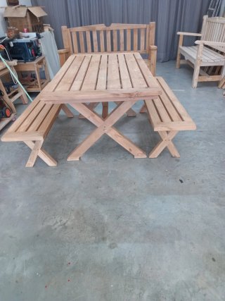 Mesa y bancos de madera para jardín
