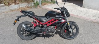 Benelli BN 125 Naked Negra y Roja