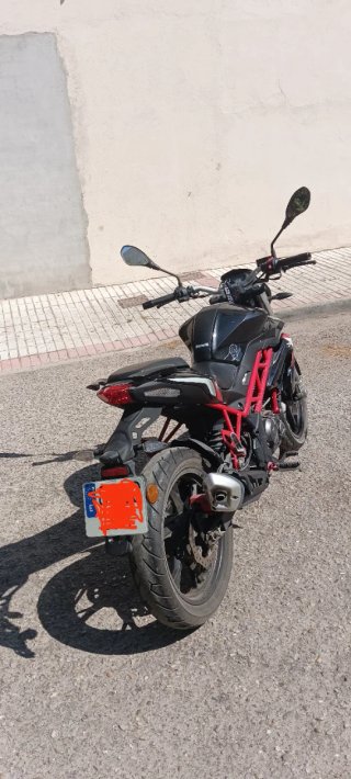 Benelli BN 125 Naked Negra y Roja