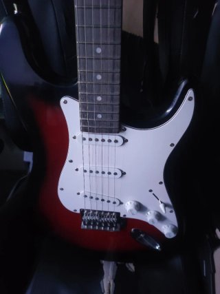 Guitarra Eléctrica Sunburst + Accesorios