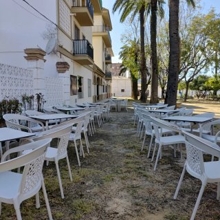 Traspaso de bar. Buena zona. Gran terraza. Nuevo