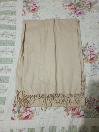 Bufanda lisa beige con flecos