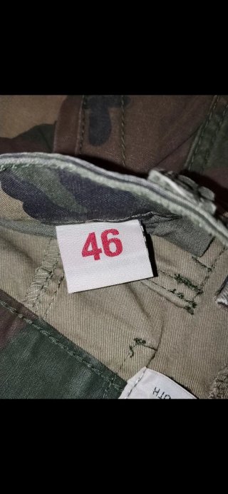 Pantalón tipo militar de camuflaje. Talla 46.