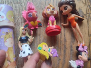 Conjunto de muñecos variados