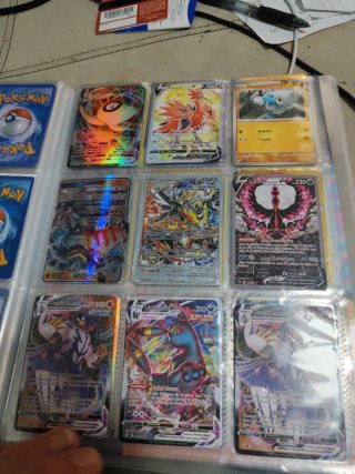 Cartas Pokémon Doradas VMAX y V