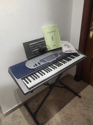 Órgano Casio LK-65 con adaptador y patas