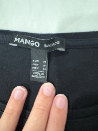 Camiseta Mango Negra Logo Dorado