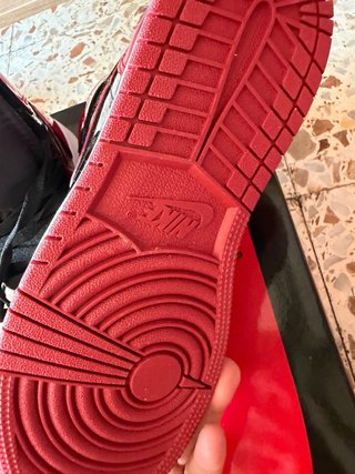 Zapatillas Jordan Negras y Rojas Charol