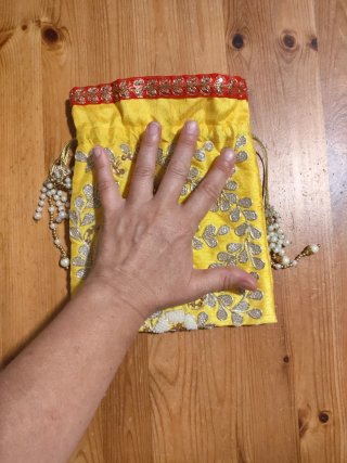 Bolso de mano bordado con abalorios.