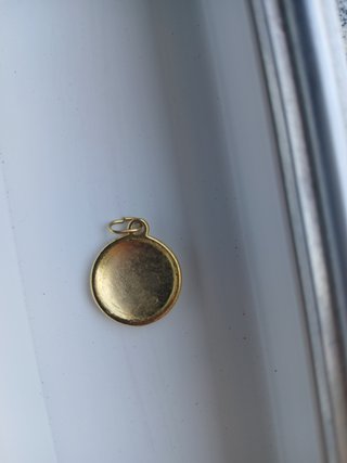 Pingente Dourado Redondo com Símbolos