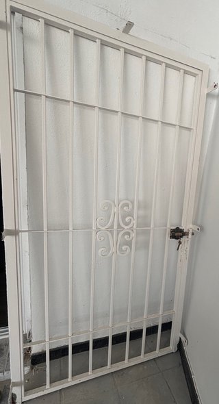 Puerta Metálica Blanca