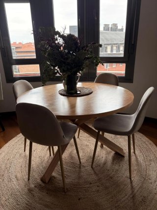 Comedor redondo madera y sillas beige